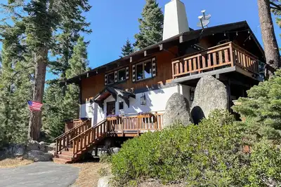 Image de Dog-friendly mountain retreat with private hot tub, fireplace & views, sleeps 8