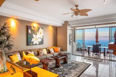 Image de Waterfront condo with heated pool, hot tub, balcony, fireplace, & central Ac
