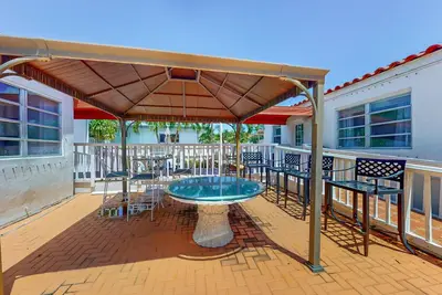 Image de Driftwood Hideaway | Property in West Palm Beach with two homes and courtyard