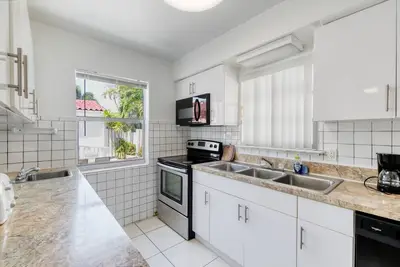 Image de Driftwood Hideaway - Back Unit | House in West Palm Beach with shared courtyard