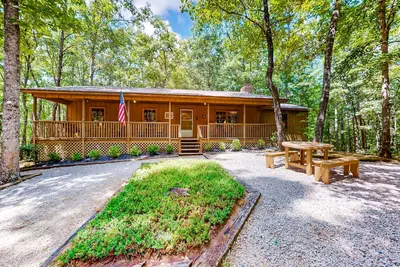 Image de 24-acre property with creek, picnic gazebo, firepit, fireplace, & W\/D