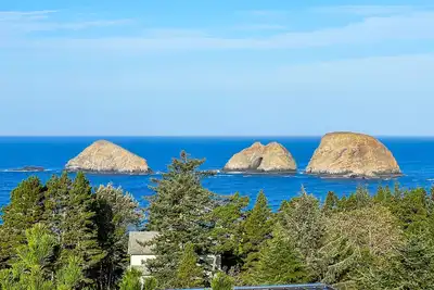 Image de Sweeping ocean-view home with fireplace, grill, & foosball table - dog-friendly