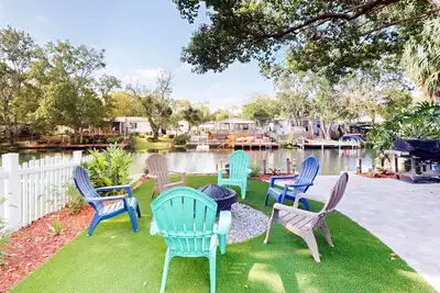 Image de Waterfront home with amazing yard, firepit, grill, putting green, Ac, & W\/D