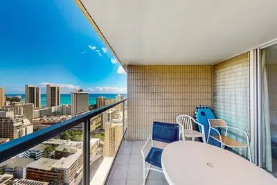 Image de Water-view monthly rental with lanai, rooftop pool & hot tub access