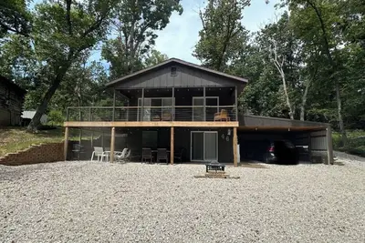 Image de Beautiful chalet with lake access and close to entertainment! Bring the family!