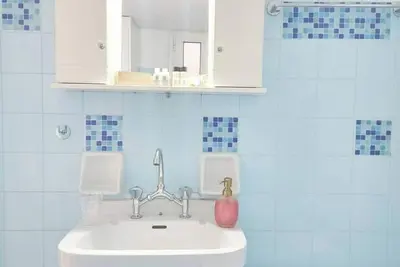 Image de Your perfect space - just 1 minute from the train station!