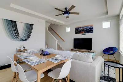 Image de 9 Mi to Airport: Pet-Friendly Aurora Home w\/ Deck