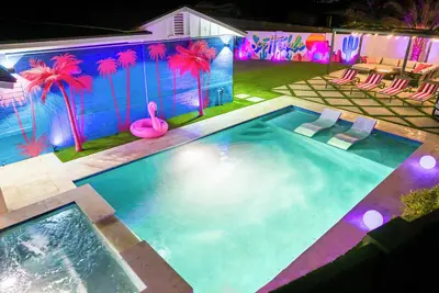 Image de PinkPalm Ii  Heated Pool! 7 min to Old Town!