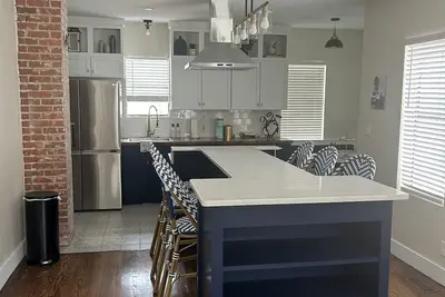 Image de Fresh remodel in neighborhood with great Architecture from early 1900's.