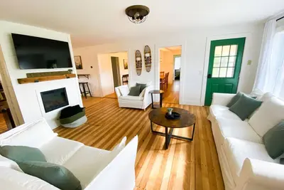 Image de Waitsfield Mountain View Farmhouse Close to Restaurants, Hiking, and Skiing!