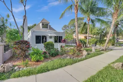 Image de New! 5 minutes from the beach! Cozy retreat in Hollywood!