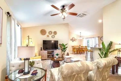 Image de Family oasis w/ screened patio & roomy master suite, fast wifi