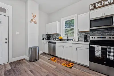 Image de West High 3br Private Backyard Petersburg Gem
