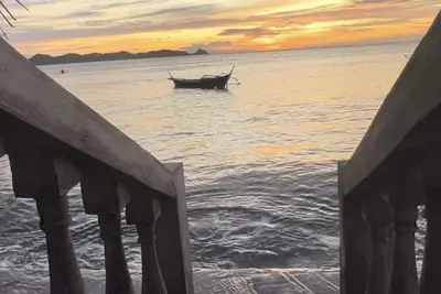 Image de BeachFront Casa w/ 4 Cabin, Floating Cottage, Pet Friendly in Lian for 25 guests