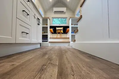 Image de Tiny House on 52 Acre Property