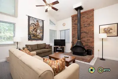 Image de Woodland Retreat (#97a) | Quiet area | Minutes to Bryce Resort!