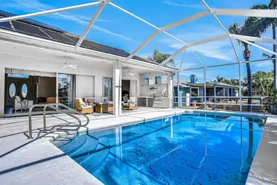 Image de Custom waterfront house in Apollo Beach with heated pool and private dock