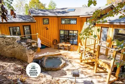 Image de The Mighty Sycamore Treehouse at Treetop Escapes!