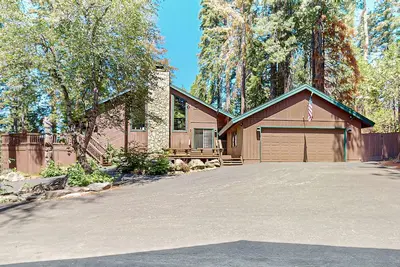 Image de Large mountain-view home with guest house, fireplace, game room, & fire pit