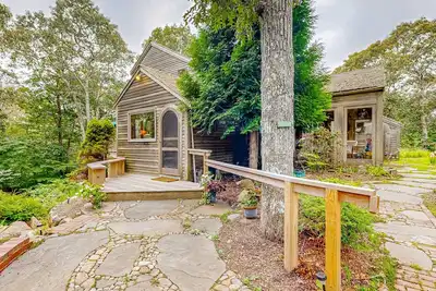 Image de Charming 2-story house near the beach with inviting deck, large yard & canoe