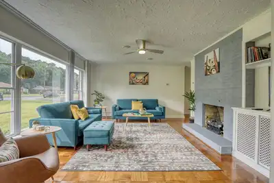 Image de Charming 3-bedroom Midcentury modern home, retro vibe and stylish furnishings.