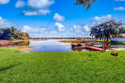 Image de Lakefront home with water views, foosball, screened porch, & private W/D