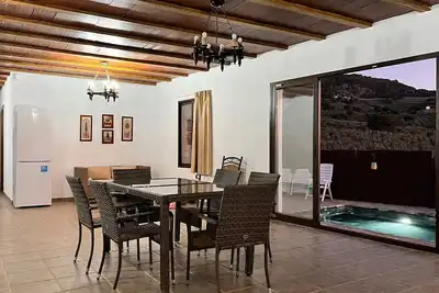 Image de Maison de campagne 'Cortijo Borreguero' avec vue sur les montagnes, piscine privée et Wi-Fi