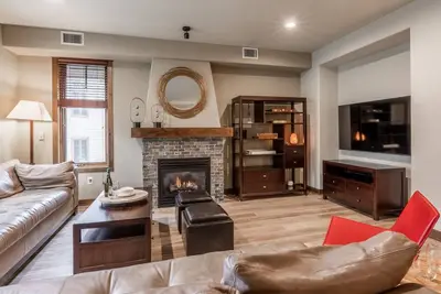 Image de Enjoy Fall in Mammoth Lakes! Townhome with 2 Private Decks, Hot Tub, Fireplace and Grill!