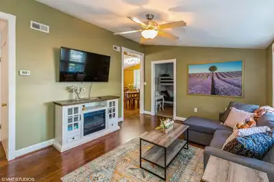 Image de Just as the title says: Comfy Cozy. Very cute house in a quiet residential neighborhood.