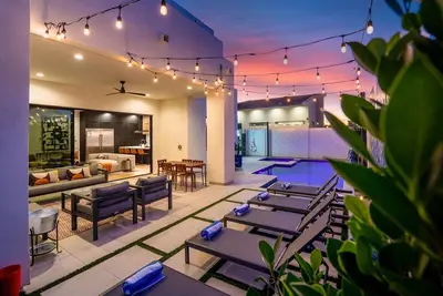 Image de New! Luxury Home, Pool/Spa - Walk to Old Town!