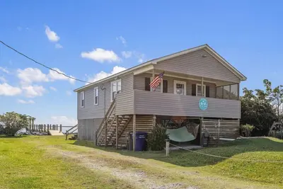 Image de Beautiful 3-bedroom two bath home with 360° water views and a 75ft dock!