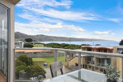 Image de 1 minute walk to Coffee Shops, 2 Minutes to the beach!