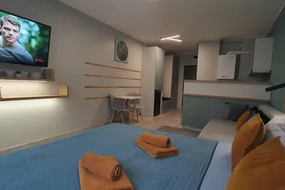 Image de Studio amplasat în centrul orașului cu vedere la munte.