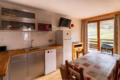 Image de 3ème étage, vue pistes de ski, piscine, balcon, télévision, casier à ski, 40m², Les Orres