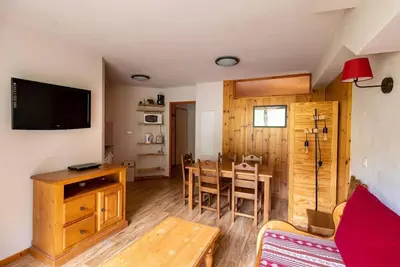Image de 2ème étage, vue pistes de ski, piscine, sauna, balcon, télévision, casier à ski, 35m², Les Orres