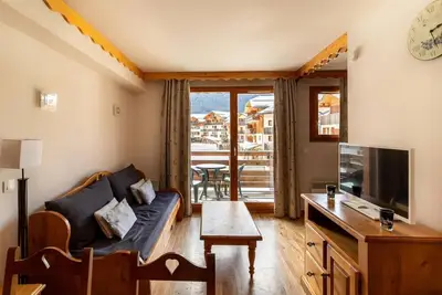 Image de 2ème étage, vue rue, piscine, sauna, balcon, télévision, casier à ski, 35m², Les Orres