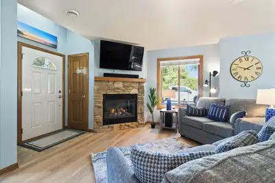 Image de Downtown Fish Creek-Community Pool and walking distance to bars and restaurants!