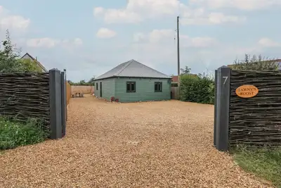 Image de Tawny'S Roost, pet friendly, with a garden in Snettisham