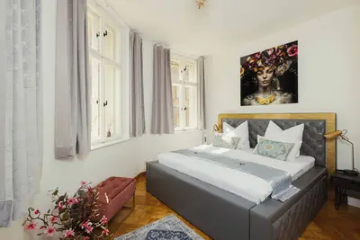 Image de Exclusive Arthur vacation apartment in a historic townhouse in a prime central location!