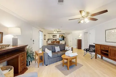 Image de Golf villa on 17th fairway with scenic balcony, Ac, & washer/dryer - near ocean