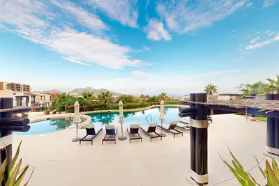 Image de 5th-floor condo with ocean view, huge balcony, grill, & on-site pool - near golf