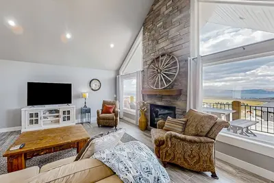 Image de Lake & mountain view home with foosball, scenic deck, & access to Ideal Beach!