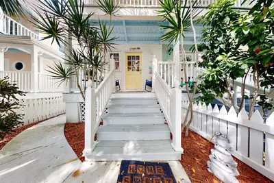 Image de Colorful home in private community with resort pool & hot tub, on-site golf