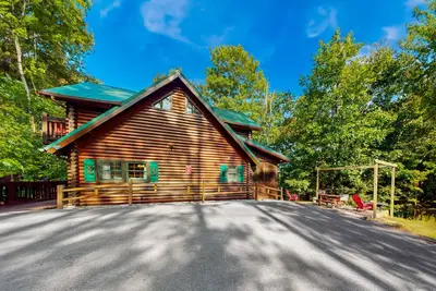 Image de Forested hideaway w/ hot tub, fireplace, pool access, & free attraction tickets