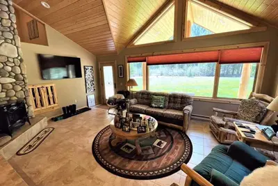 Image de Riverfront home with amazing views, fireplace & washer/dryer