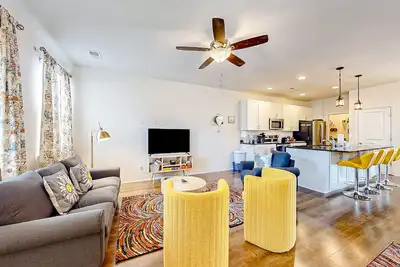 Image de Snowbird-friendly townhouse with pool, tennis court, & central Ac