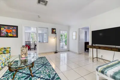 Image de Driftwood Hideaway - Front Unit | House in West Palm Beach with shared courtyard