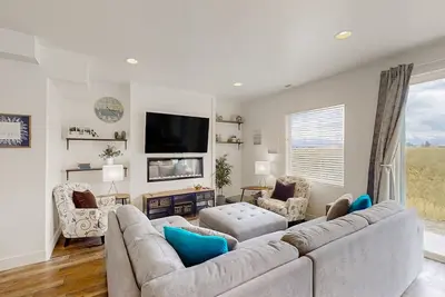 Image de Dog-friendly townhouse with mountain view, fireplace, central Ac, & washer/dryer