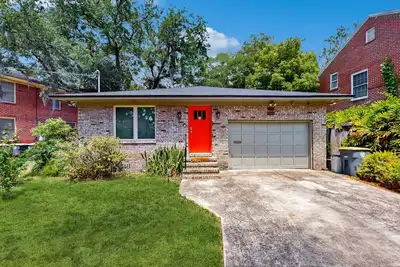 Image de Updated house with enclosed yard, patio, central Ac, & washer/dryer