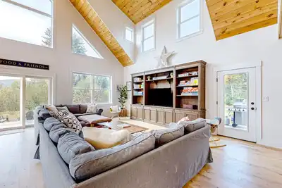 Image de Ridgeview | Newer home in Whitefield with hot tub, firepit & mountain views